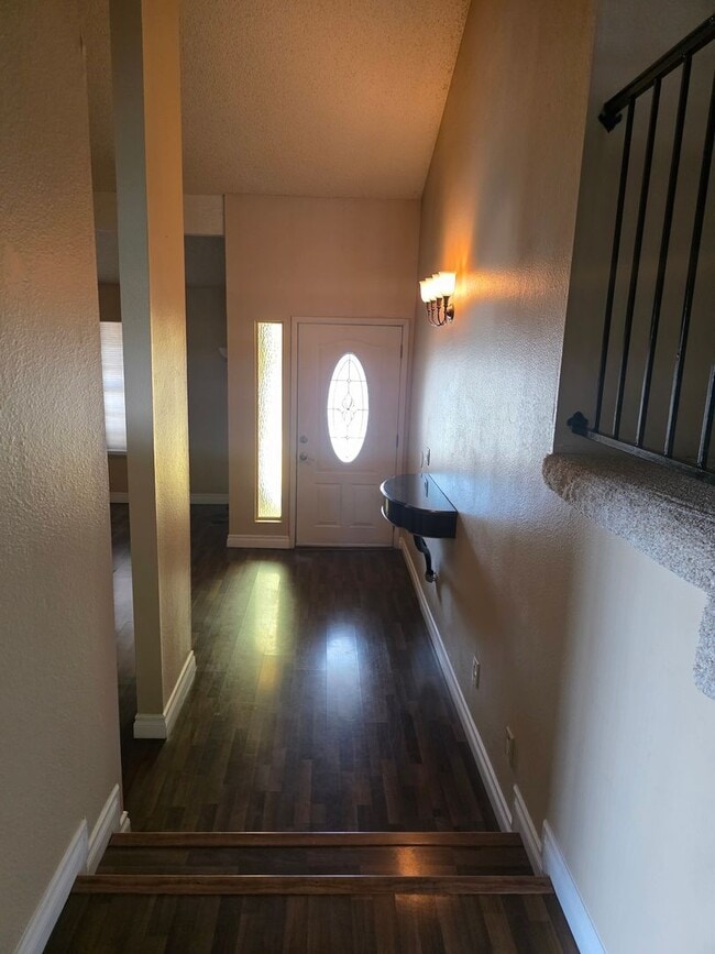 Foto del edificio - Beautiful 4 bed/ 3 bath POOL Home For Rent