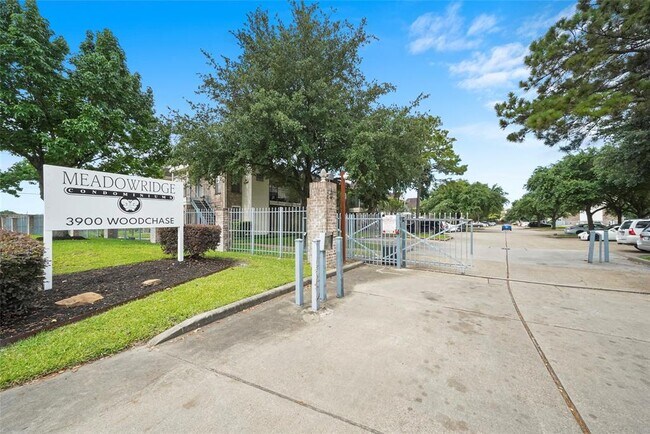 Foto del edificio - 3900 Woodchase Dr