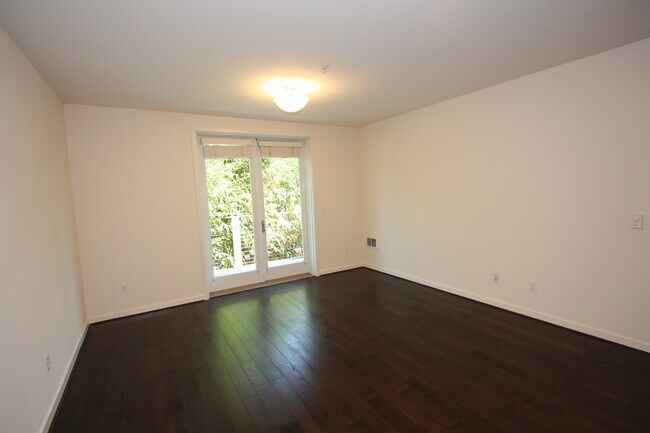 Sala de estar con puertas de balcón - 3090 Glascock St