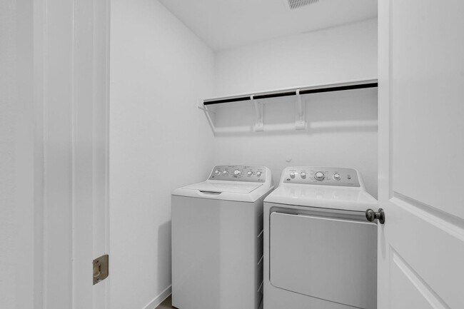 Foto del edificio - 4BR with large backyard and appliances inc...