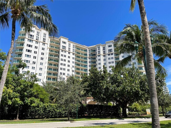 Building Photo - 19900 E Country Club Dr