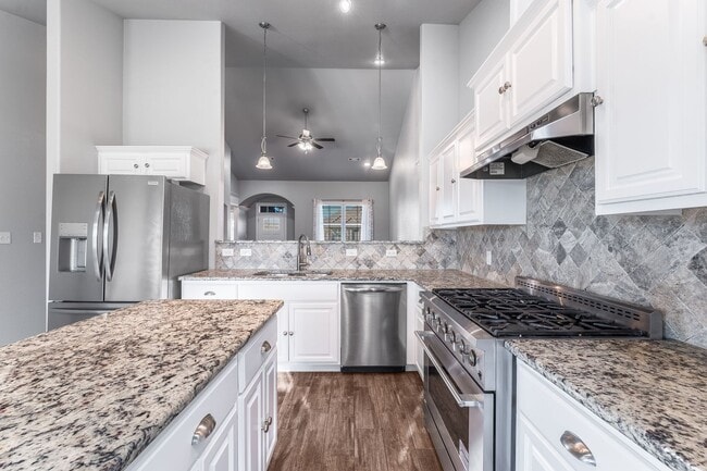 Foto del edificio - Welcome to this stunning 4-bedroom, 2-bath...
