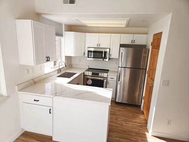 Building Photo - Recently Remodeled Pinebrook Condo with 1 ...