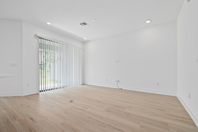 Building Photo - "Charming Estancia Luxury 3-Bed home in We...