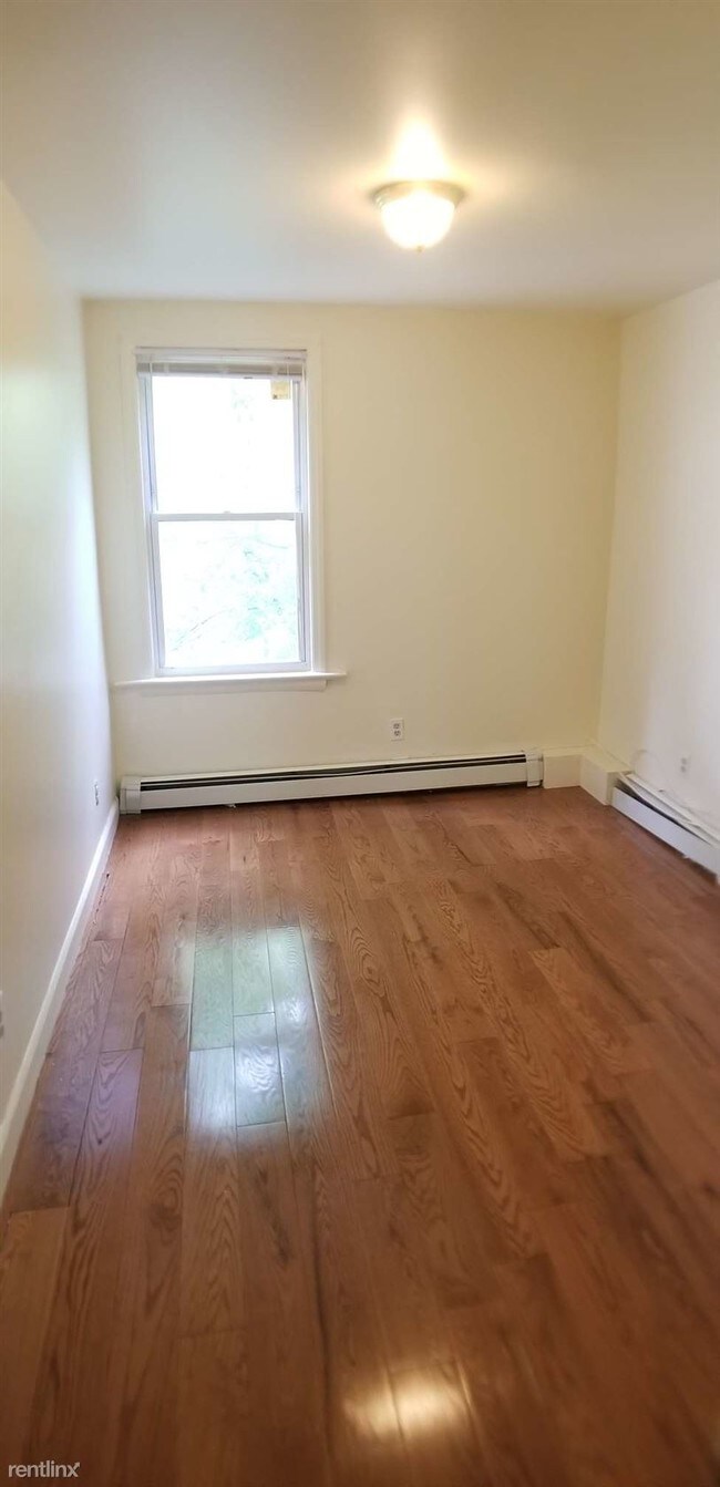 Foto del edificio - 3 br, 1 bath  - 127 S 13th St Apt 2