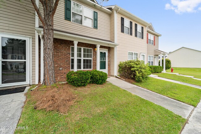 Building Photo - 207 Pinegrove Ct