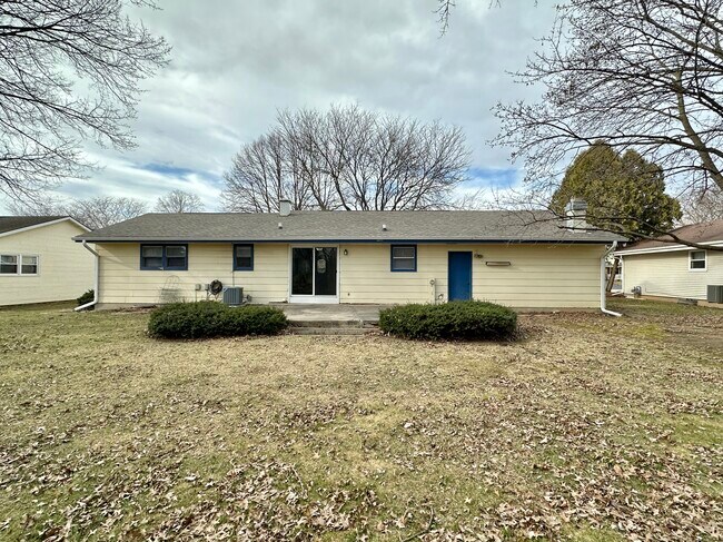 Building Photo - 3824 Skyview Dr