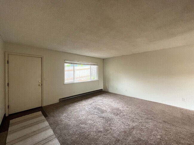 Building Photo - Charming SE 2 Bed 1 Bath Duplex - Private ...