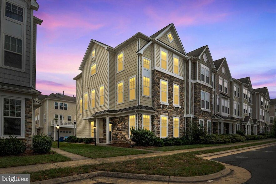 Photo - 42406 Benfold Square Unit