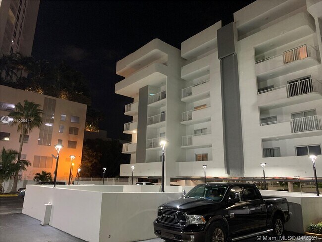 Foto del edificio - 395 NE 21st St