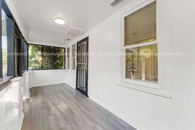 Foto del edificio - Newly Renovated 3 Bedroom Home With Modern Kitchen