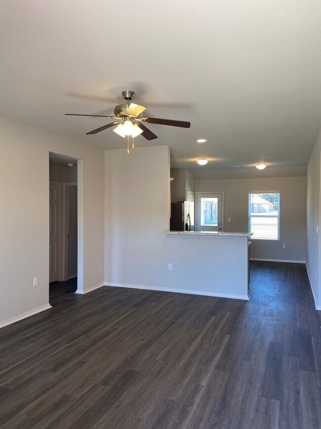 Building Photo - Three Bedroom | Two Bath Home in Fairview ...