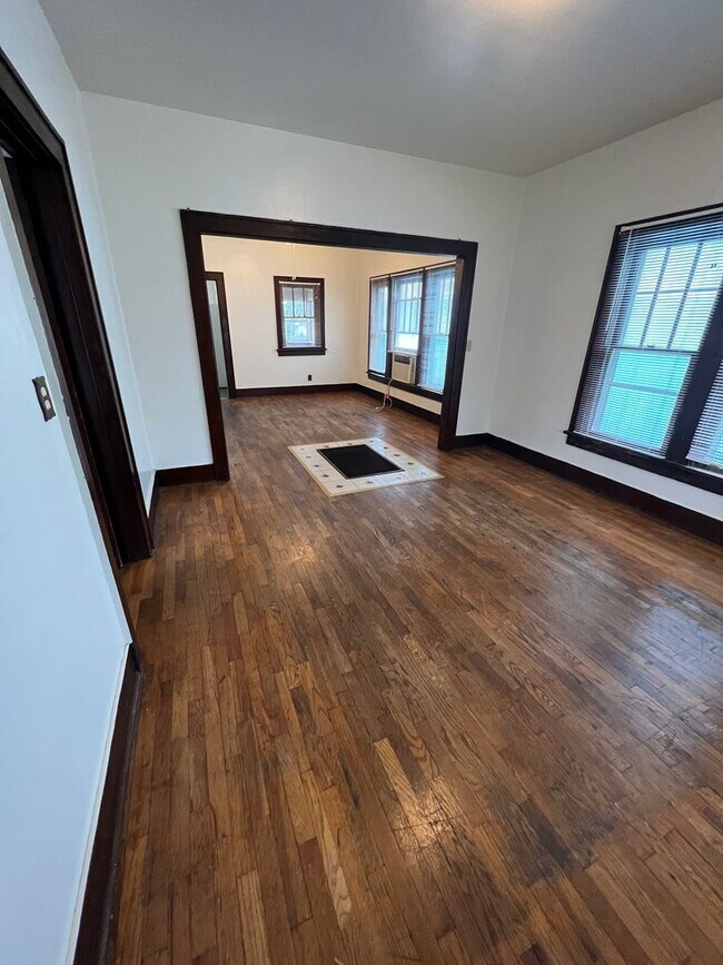 Building Photo - 2 Bedroom 1 Bath with Basement
