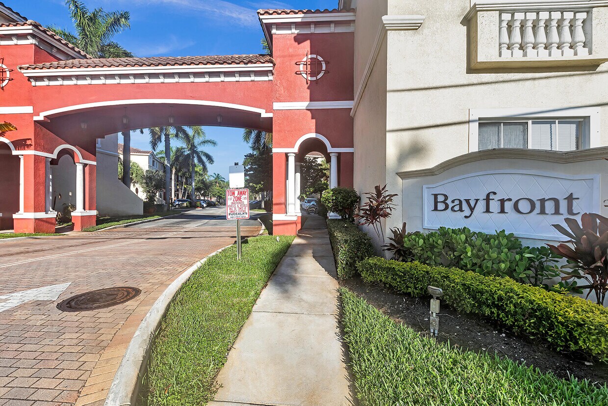 Foto principal - 323 Bayfront Dr