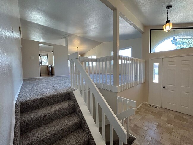 Building Photo - 2223 Ptarmigan Ln