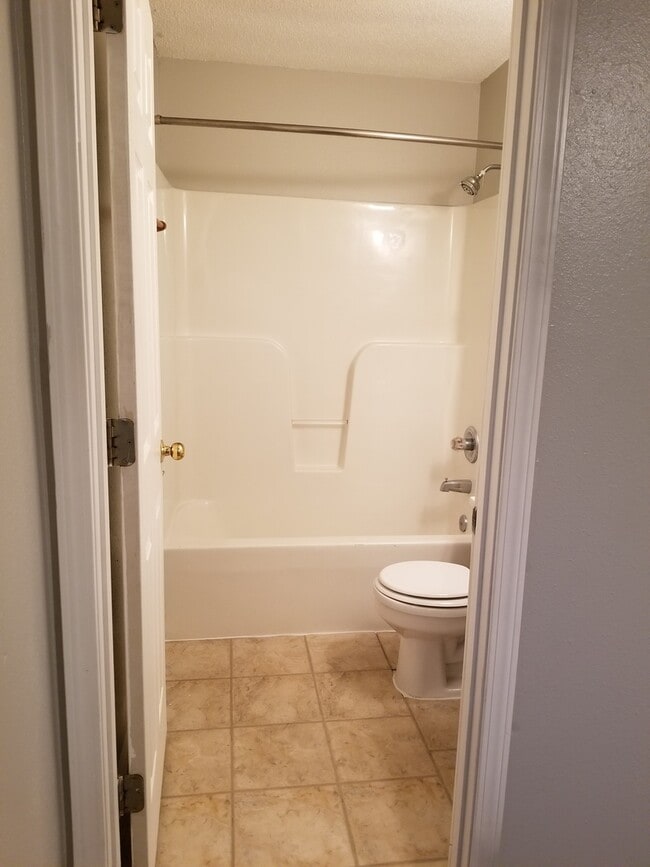 Building Photo - Cozy upstairs unit with NEW carpet!