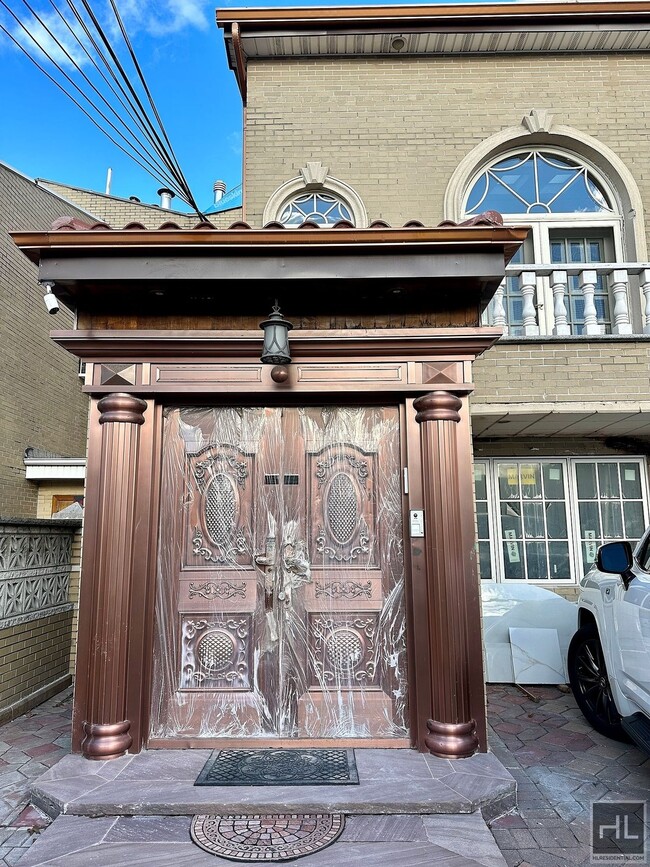 Building Photo - Renovated One bedroom 63 AVENUE