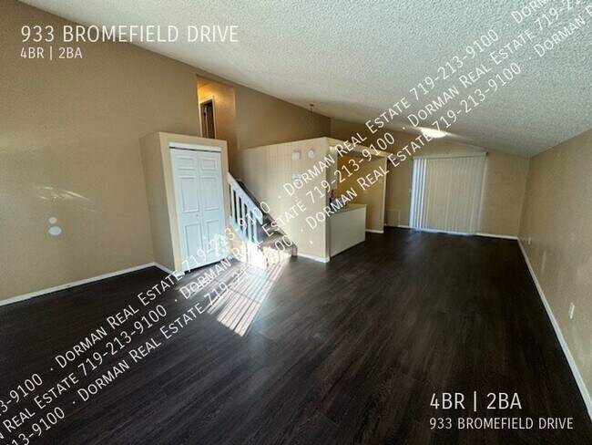 Foto del edificio - 4 Bedroom pet friendly home near Ft. Carson