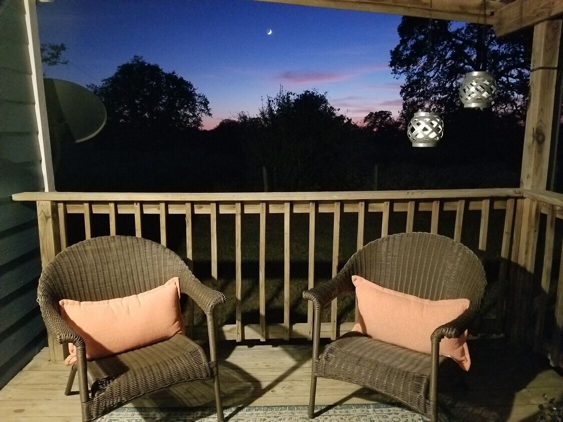 Primary Photo - 2/1 Farmhouse in Smithville TX