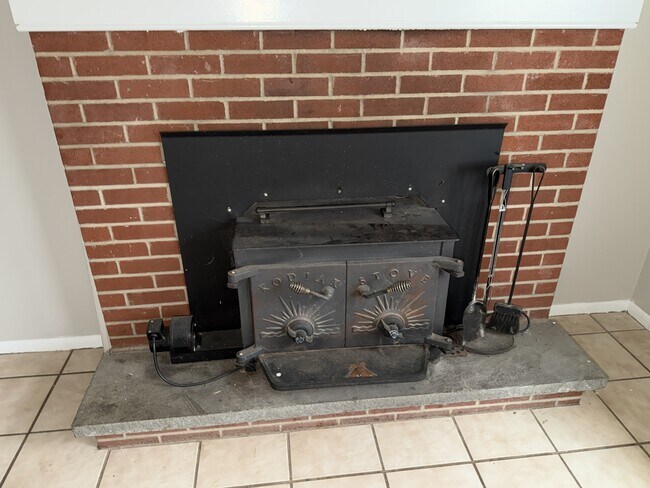 Building Photo - 152 Penn St