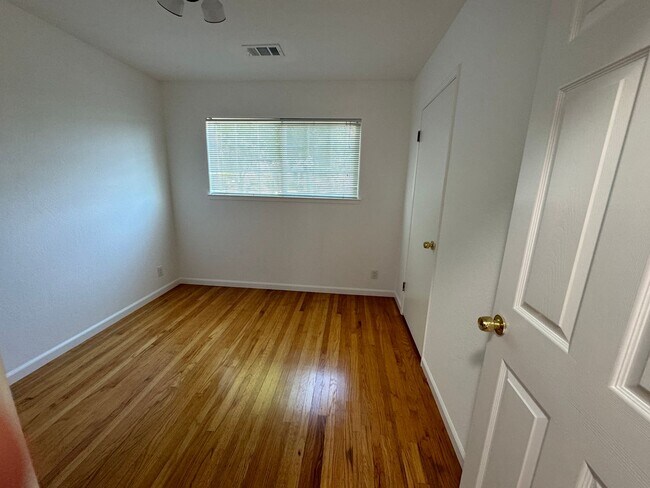 Foto del edificio - Great condition home Move In Ready! Walkin...