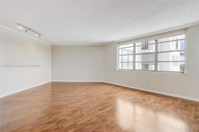 Foto del edificio - 2750 NE 183rd St