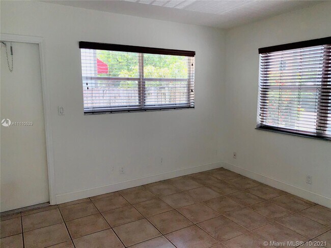 Foto del edificio - 715 NE 6th St