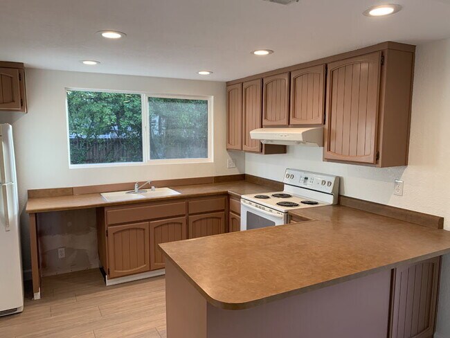 Foto del edificio - Recently remodeled home a short walk from Cameron Park Lake for rent!