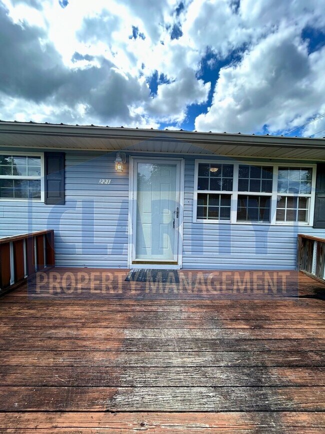 Building Photo - Three bedroom duplex in Charleston!