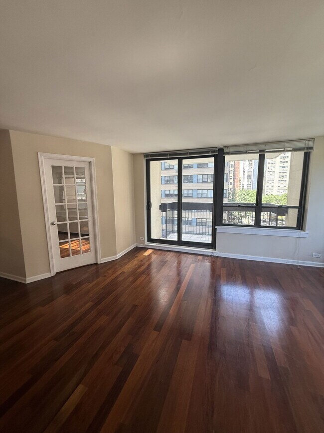 Foto del edificio - 222 E Pearson St