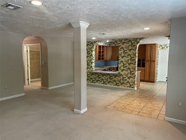 Building Photo - 302 Somerset