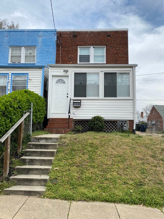 Primary Photo - 3334 10th Pl SE