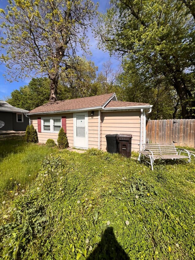 Foto principal - Welcome to this charming 2 bedroom, 1 bath...