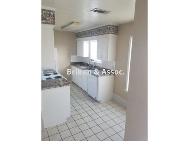 Building Photo - 1715 N Tallowood Dr