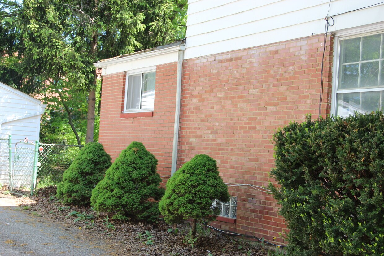 Primary Photo - 1489 E 252nd St