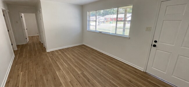 Foto del edificio - 3 Bedrooms • 2 Bathrooms • $1,275/mo