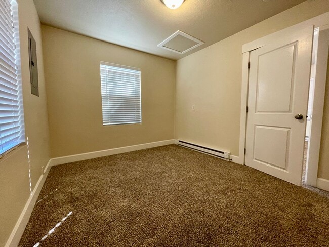 Building Photo - Charming Gresham Home with Spacious Yard & Garage!