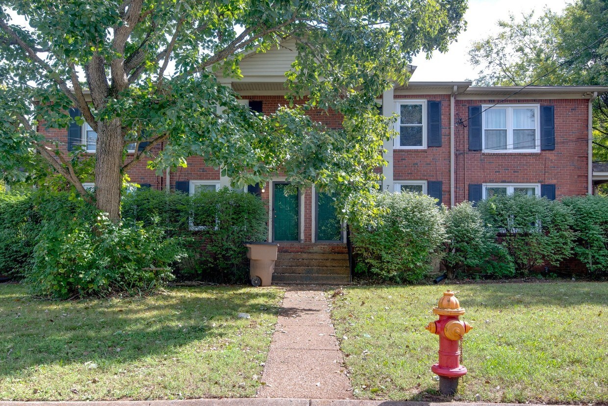 Primary Photo - 2 bedroom townhouse near the lake!