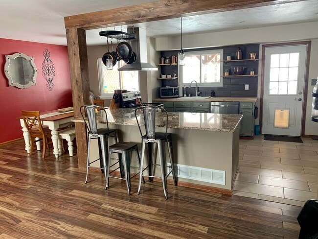 Building Photo - Remodeled 3 Bed 2 Bath Home in Secluded Se...