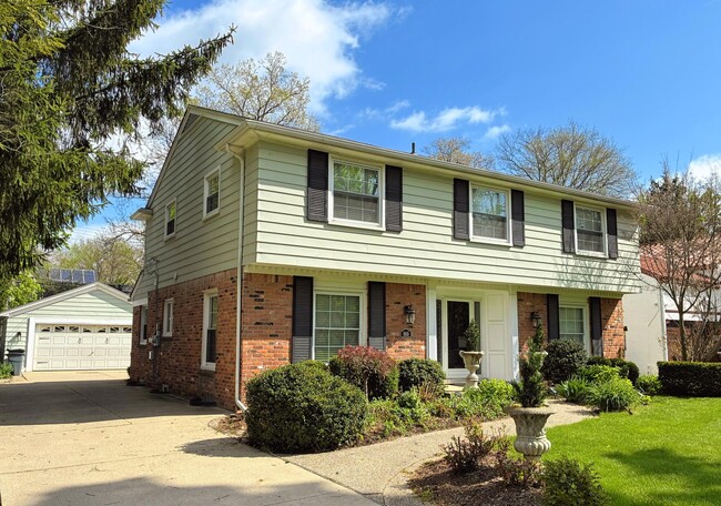 Building Photo - 669 Mohegan St