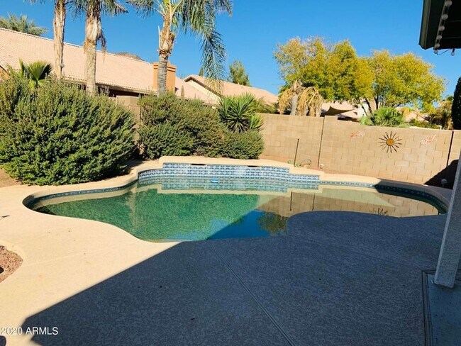 Building Photo - 3 bedroom, 2 bath, 2 car garage w/POOL & F...
