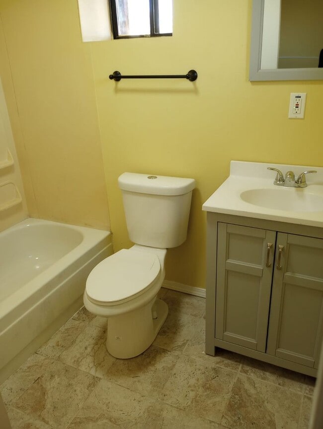 Building Photo - 3 bed 2 bath Renovated Rent Home