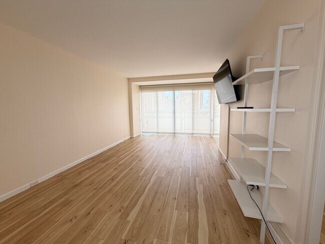 Foto del edificio - Bright Updated 1 bedroom with covered parking. ALL utilities included
