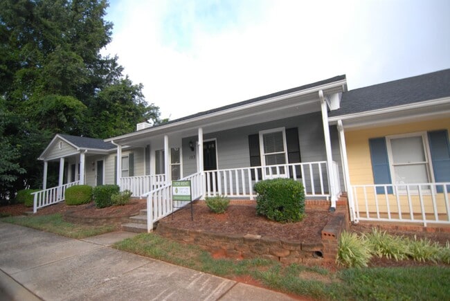 Building Photo - Fantastic one level 2 bedroom 2 bath Charl...