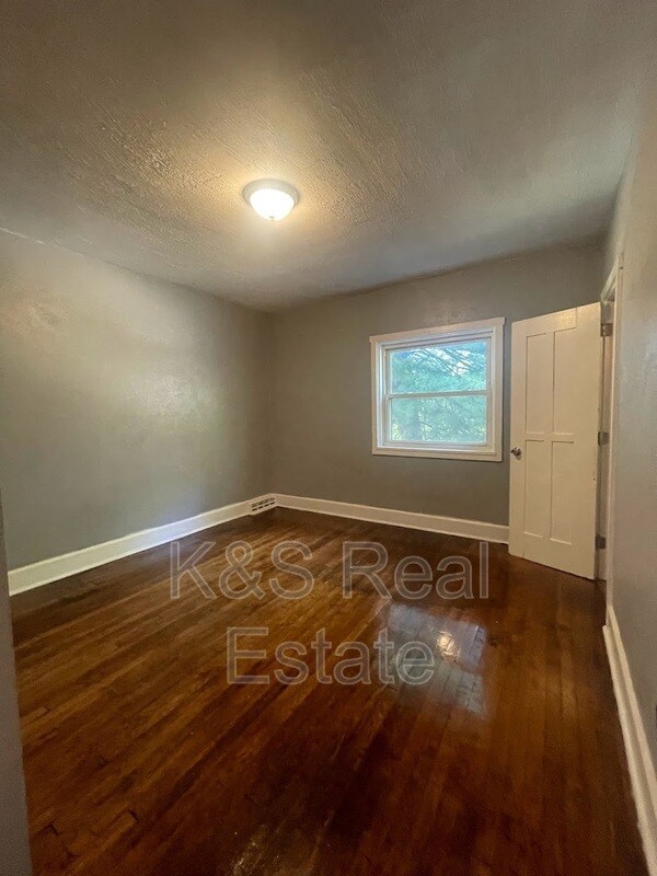 Building Photo - 7900 Inglenook Pl