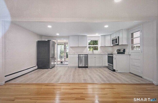 Foto del edificio - 303 Bunker Hill Ave