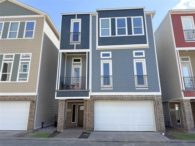 Building Photo - 2123 Bidwell Dr