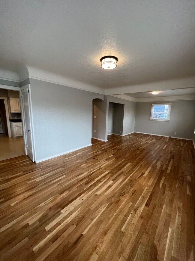 Foto del edificio - Newly renovated home close to campus, scho...