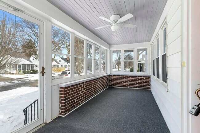 Building Photo - 943 Cloverdale Rd