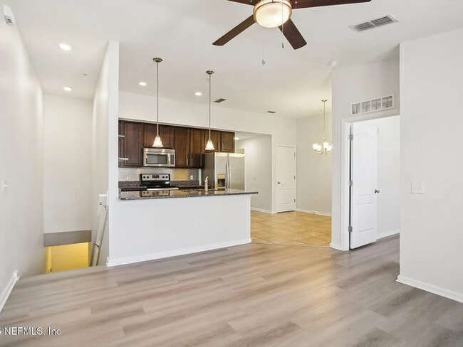 Foto del edificio - Stunning Townhome off SR 16 on Sebatian Cove